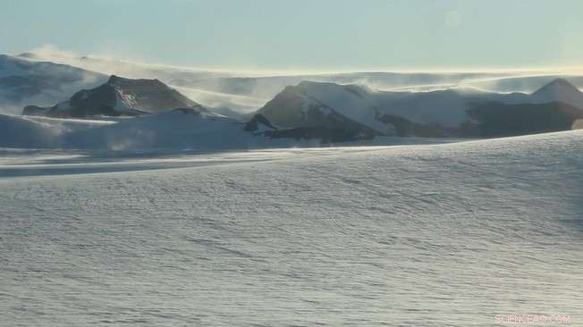 How Wind Erodes Snow and Sand: Insights from EPFL and SLF Researchers