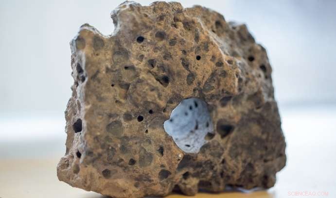 New Insight: Bubble Formation Revealed in Hardening Lava
