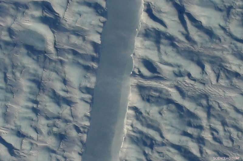 NASA Captures New Crack in Greenland s Petermann Glacier Ice Shelf