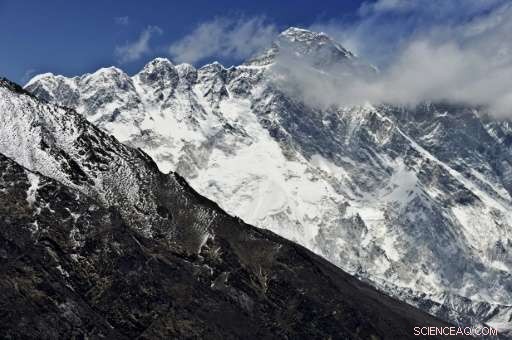 Everest Rescue Teams Recover Bodies of Two Indian Climbers