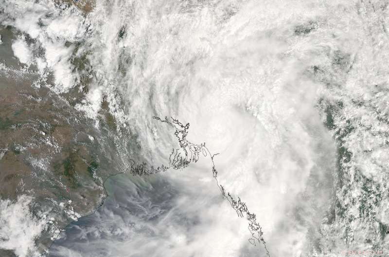 NASA Reports Tropical Cyclone Mora Making Landfall in Bangladesh