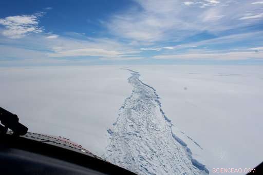 Massive Antarctic Iceberg Detaches, Weighing a Trillion Tonnes