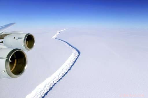 Massive Antarctic Iceberg Detaches, Weighing a Trillion Tonnes