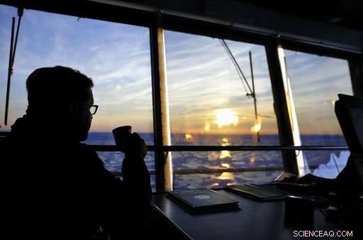 Midnight Sun in the Arctic: Stunning Photographic Expedition