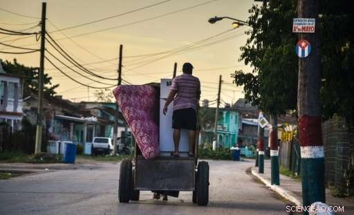 Cubans Show Ingenuity and Solidarity as They Prepare for Hurricane Irma