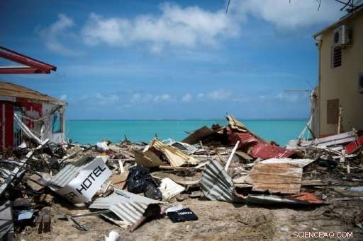 US Crisis Cell Aids Stranded Tourists in Irma-affected Caribbean