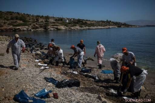 Oil Spill Reaches Piraeus Port: Greek Officials Clash Over Responsibility