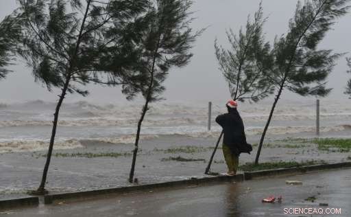 Severe Typhoon Doksuri Strikes Central Vietnam, Bringing Heavy Rain and Winds