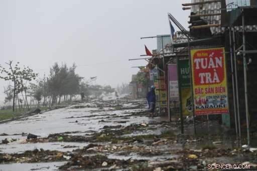 Severe Typhoon Doksuri Strikes Central Vietnam, Bringing Heavy Rain and Winds