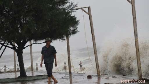 Severe Typhoon Doksuri Strikes Central Vietnam, Bringing Heavy Rain and Winds