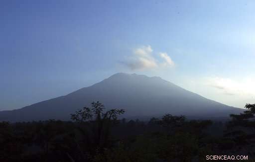 Indonesia Raises Mount Agung Volcano Alert to Highest Level