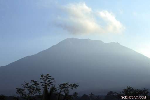 Indonesia Raises Mount Agung Volcano Alert to Highest Level