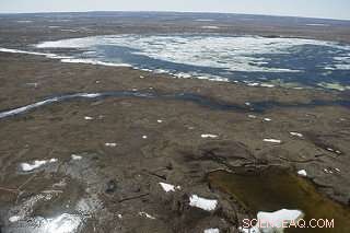 How Sunlight and Microbes Turn Arctic Permafrost Carbon into CO₂