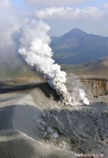 Shinmoedake Volcano Erupts, Sending Ash to Four Japanese Communities