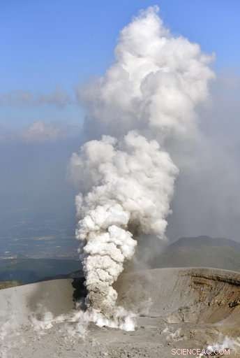 Shinmoedake Volcano Erupts, Sending Ash to Four Japanese Communities