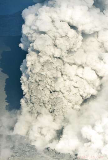 Shinmoedake Volcano Erupts, Sending Ash to Four Japanese Communities