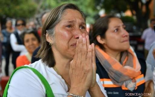 Mexicans Brave Earthquake Wreckage to Salvage Belongings