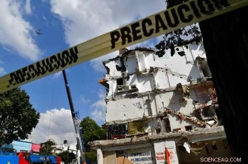Mexicans Brave Earthquake Wreckage to Salvage Belongings