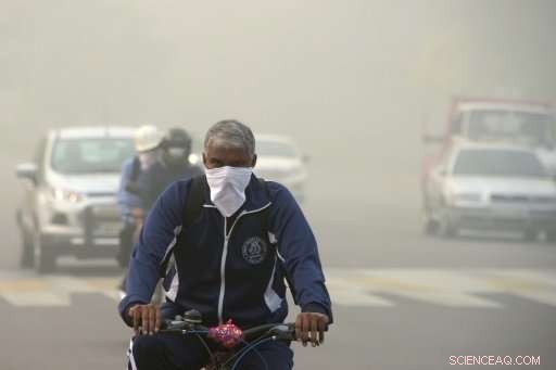 Delhi’s Poor Suffer as Smog Reaches Hazardous Levels