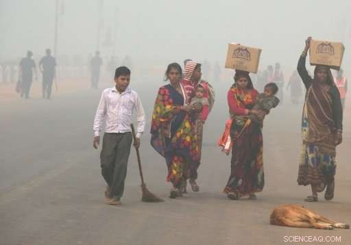 Delhi’s Poor Suffer as Smog Reaches Hazardous Levels