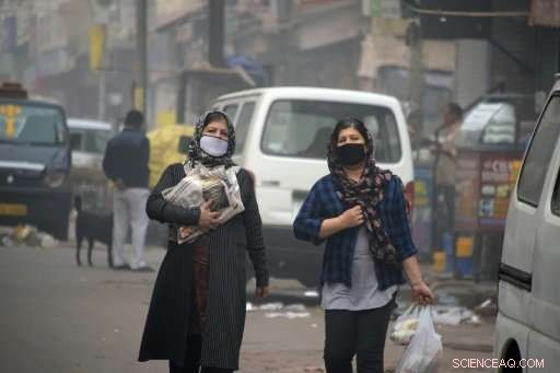 Delhi’s Poor Suffer as Smog Reaches Hazardous Levels