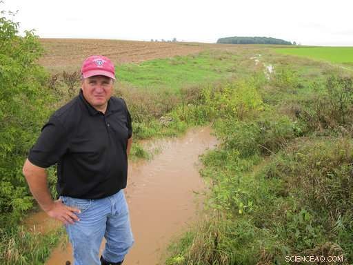 Algae Outbreak Casts Doubt on Voluntary Runoff Prevention Efforts