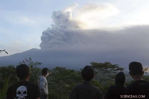 Bali Volcano Eruption Sends Ash Over Resorts, Forces Lombok Airport Closure