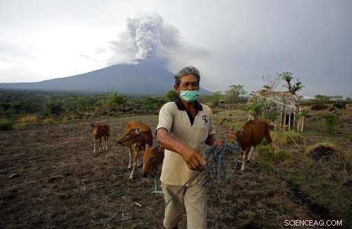 Bali Volcano Erupts, Ash Plumes Reach 2.5 Miles, Airports Shut Down – Update