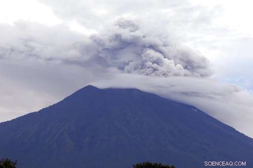 Bali Volcano Ash Rises 4.7 Miles, Airport Closed for Third Consecutive Day