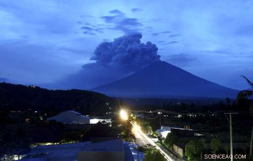 Bali Volcano Ash Rises 4.7 Miles, Airport Closed for Third Consecutive Day
