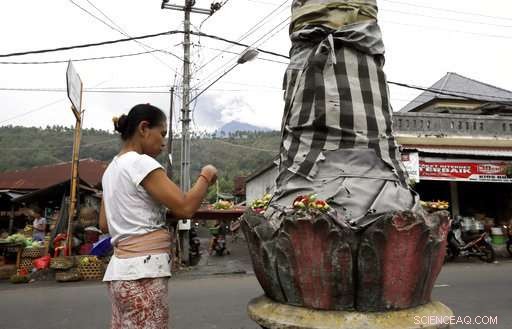 Bali Volcano Ash Rises 4.7 Miles, Airport Closed for Third Consecutive Day
