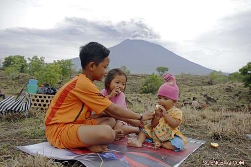 Bali Volcano Ash Rises 4.7 Miles, Airport Closed for Third Consecutive Day