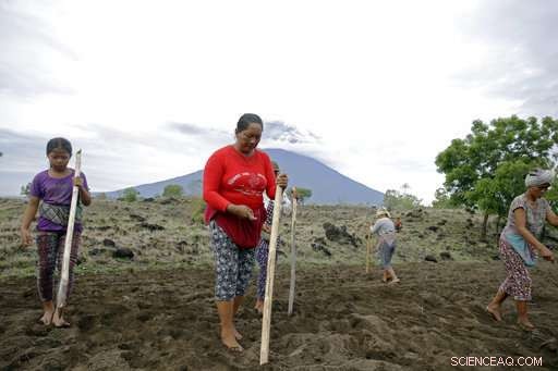 Bali Volcano Ash Rises 4.7 Miles, Airport Closed for Third Consecutive Day