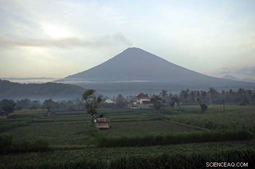 Mount Agung Releases Steam Cloud, Flights Resume Over Bali