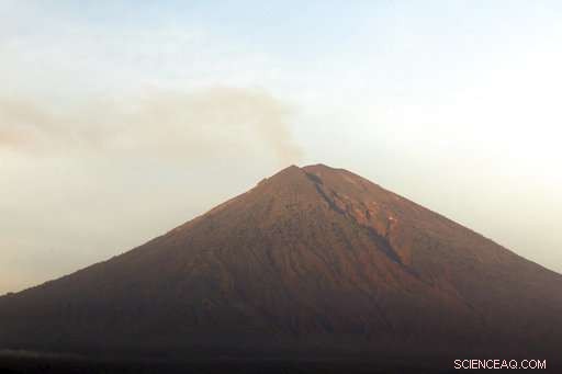 Mount Agung Releases Steam Cloud, Flights Resume Over Bali