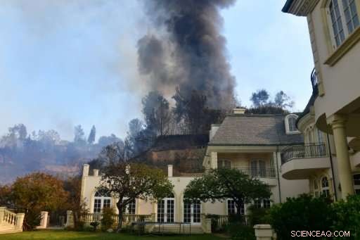 Skirball Fire Ravages Bel-Air Mansions, Consuming 200 Hectares of Los Angeles