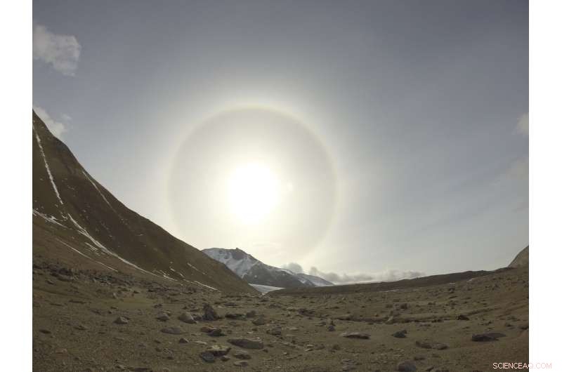 Antarctic Dry Valleys Reveal Early Climate‑Change Impacts on Soil