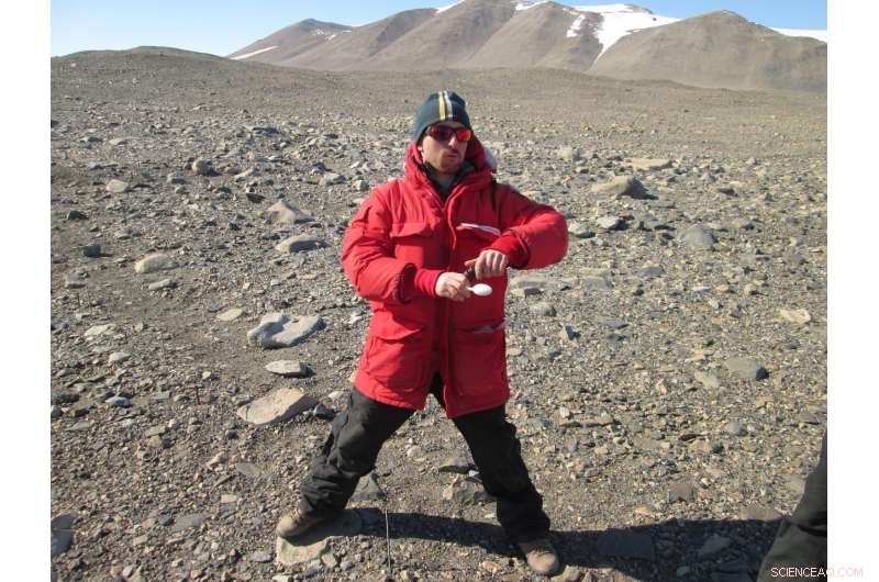 Antarctic Dry Valleys Reveal Early Climate‑Change Impacts on Soil