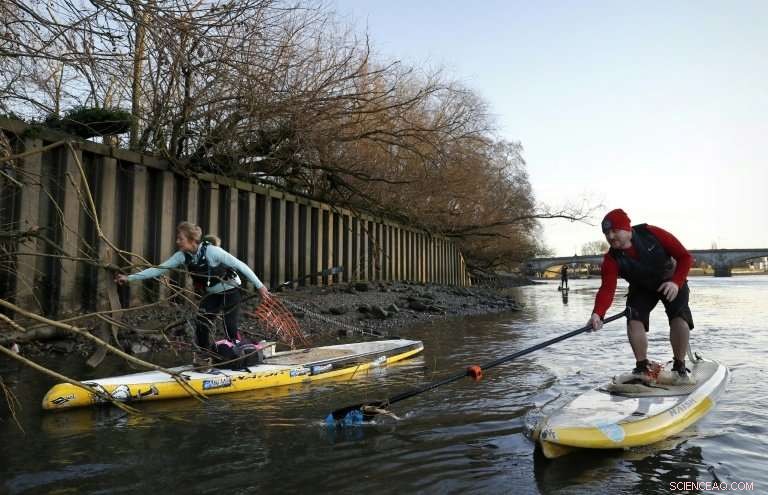 River Thames Paddle-Boarders Tackle Plastic, Clean Up Waters