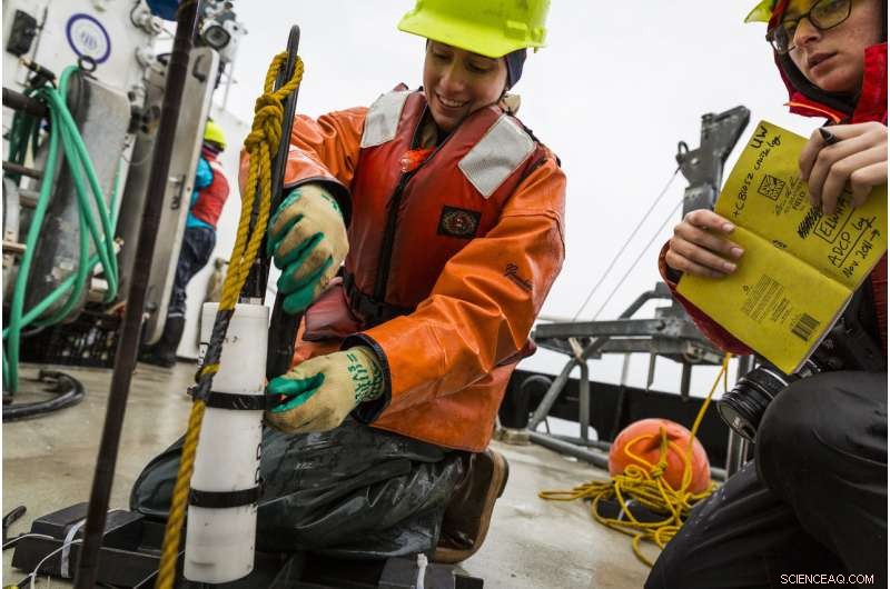 Elwha Dam Removal: Transforming the River s Mouth and Ecosystem