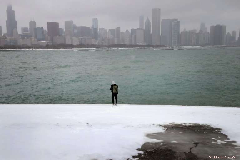 US Midwest Winter Storm Disrupts Roads and Flights