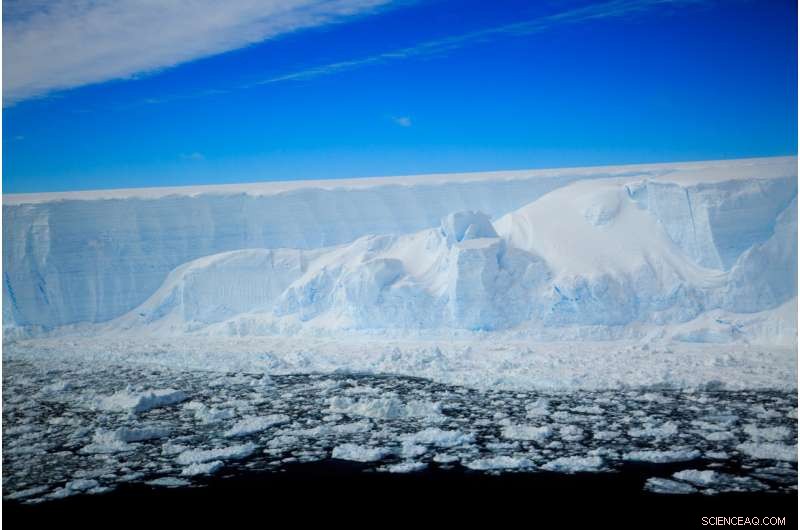 BAS Launches First Expedition to Newly Exposed Antarctic Ecosystem