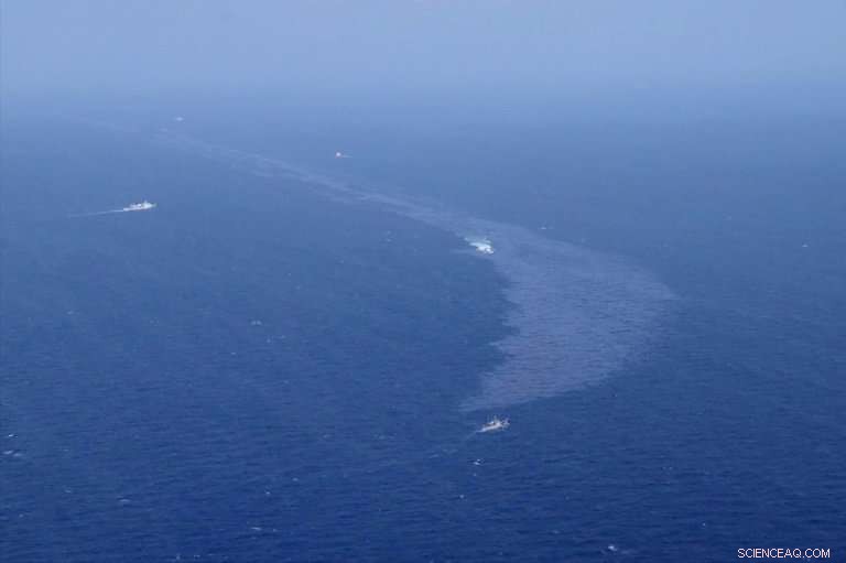 Japan Confirms Oil from Sank Iranian Tanker Contaminates Southern Islands