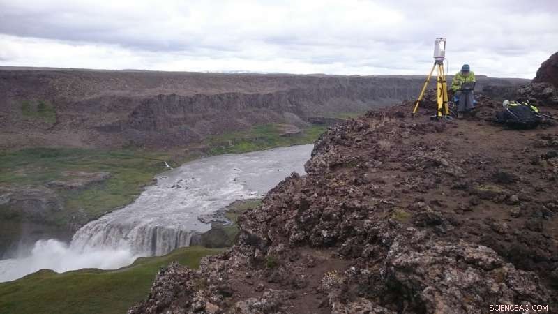 Waterfalls Reveal How Rivers Sculpt Their Surrounding Landscapes
