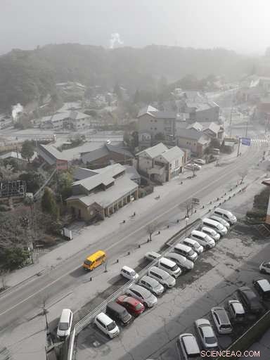Japan s Shinmoedake Volcano Erupts, Grounding Dozens of Flights