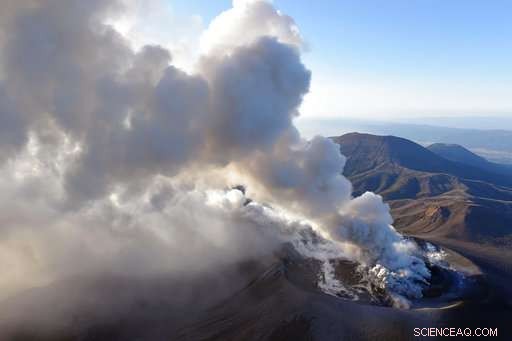 Japan s Shinmoedake Volcano Erupts, Grounding Dozens of Flights