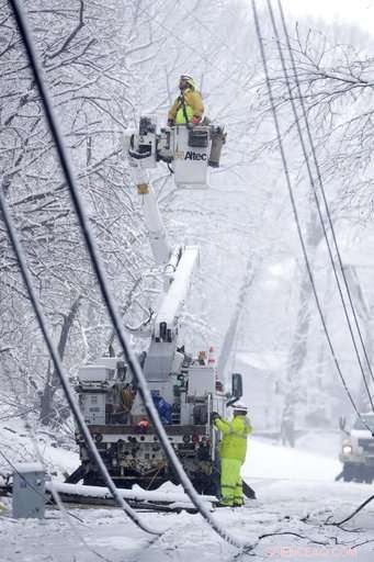Northeast Faces New Snowstorm, Power Outages Threaten Communities
