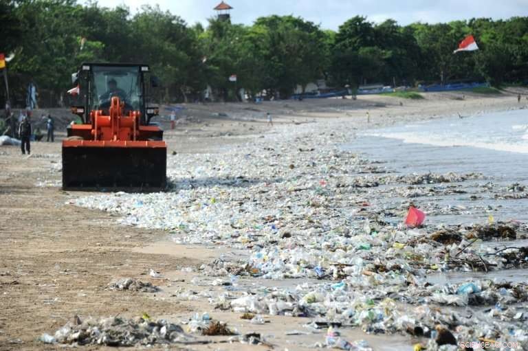 Diver Documents Alarming Plastic Pollution Along Bali s Coastal Waters
