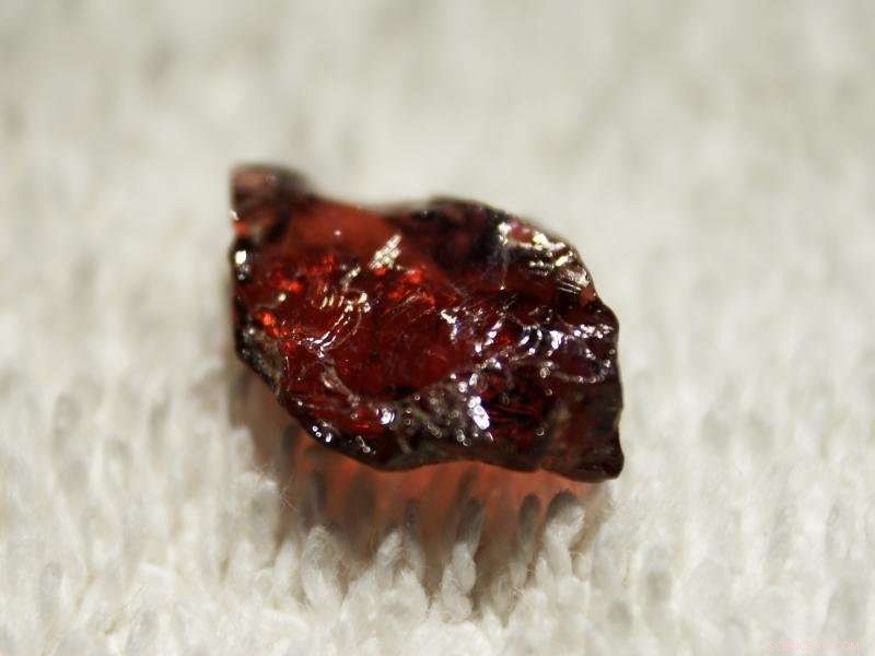 Garnet Reveals How Water Fuels Volcanoes and Earthquakes