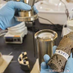 Groundbreaking Study Reveals Exact Mechanics of Underground CO₂ Capture